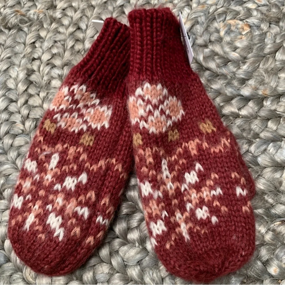 NWT Sonoma super cozy chunky knit mittens maroon pink gloves snowflake new